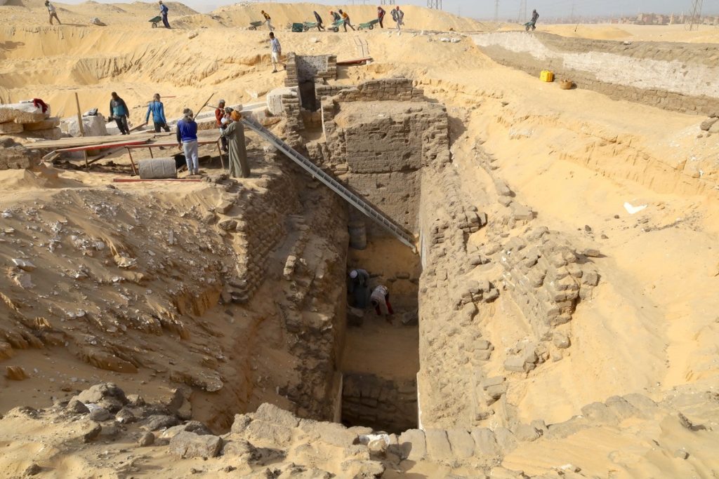 Archeologen hebben een graf en beeldjes gevonden