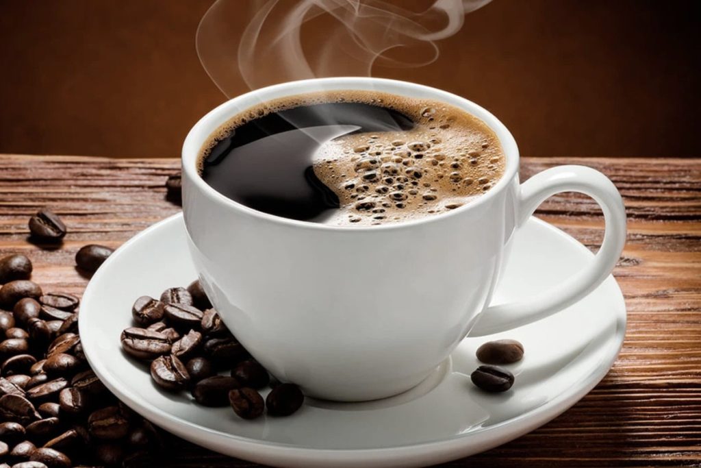 zwarte koffie in een glas