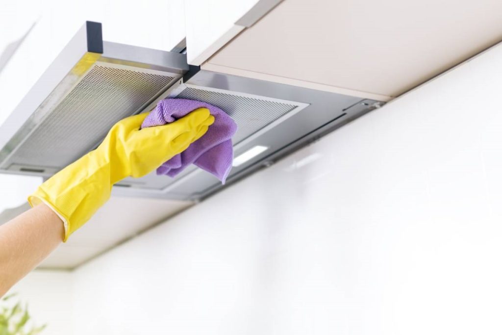 wrijven vuile en vette afzuigkap schoon