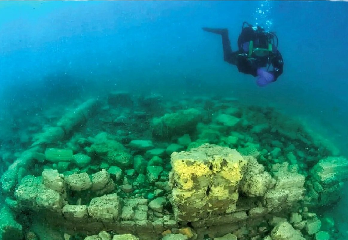 In het meer zijn de overblijfselen van een gezonken stad gevonden