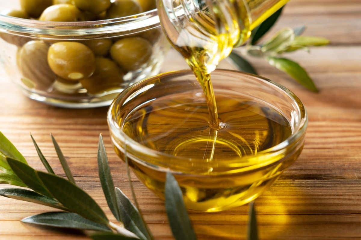 olijfoliën wordt in een kom gegoten