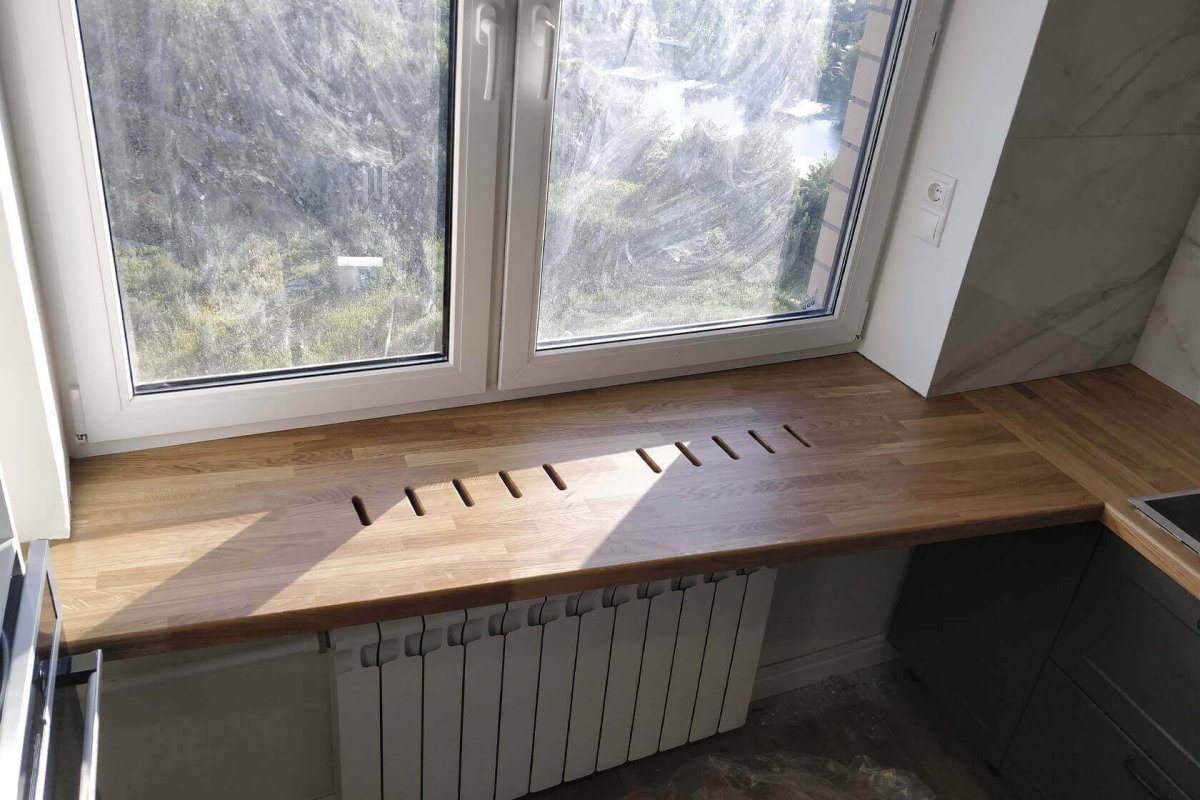 plank boven de radiator verwarming om de circulatie van warme lucht te verbeteren