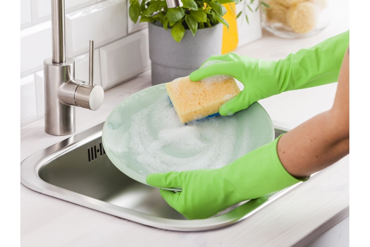 wassen de afwas met een sponzen