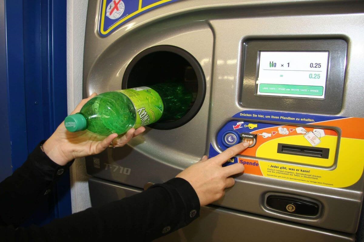 automaat voor het recyclen van plastic flessen