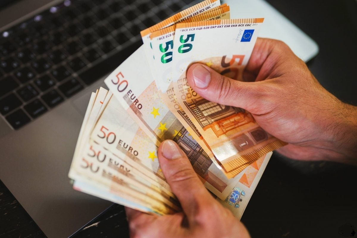 Ze houden contant geld in hun handen