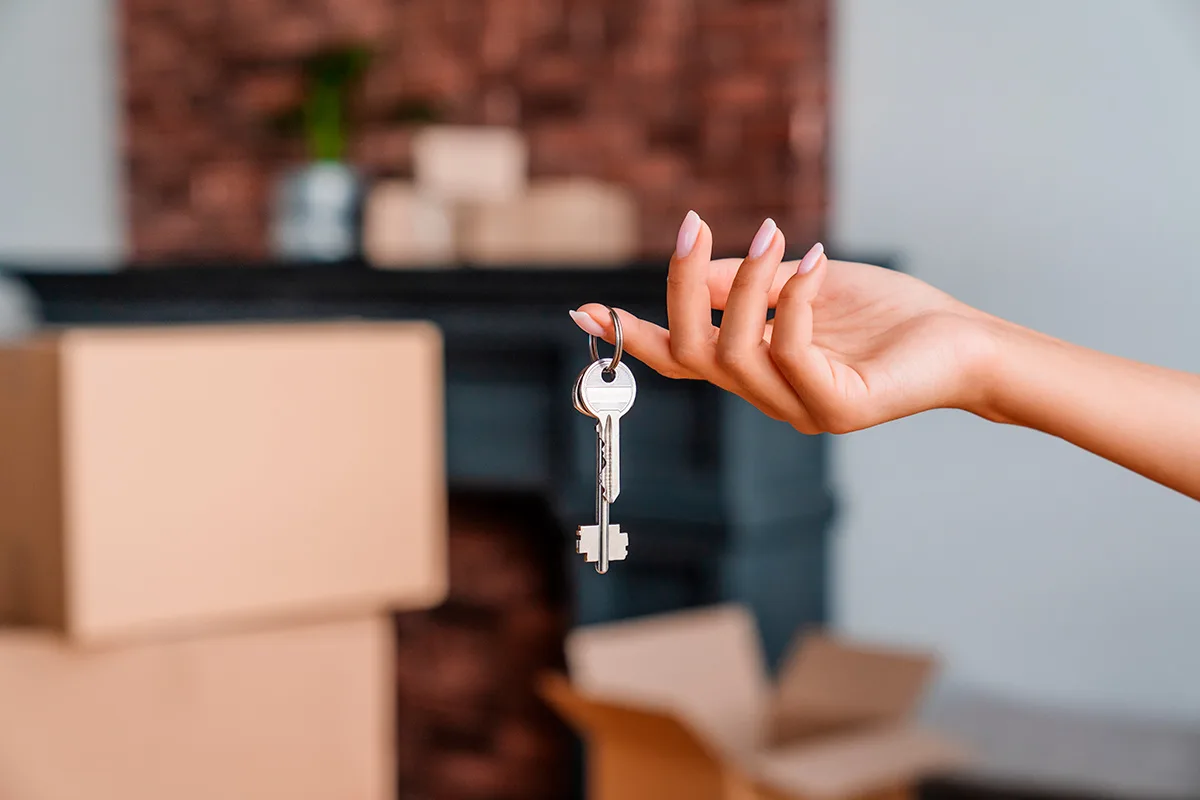 Ze gaat snel op zoek naar een woning, dient dossiers in, bezoekt talloze woningen