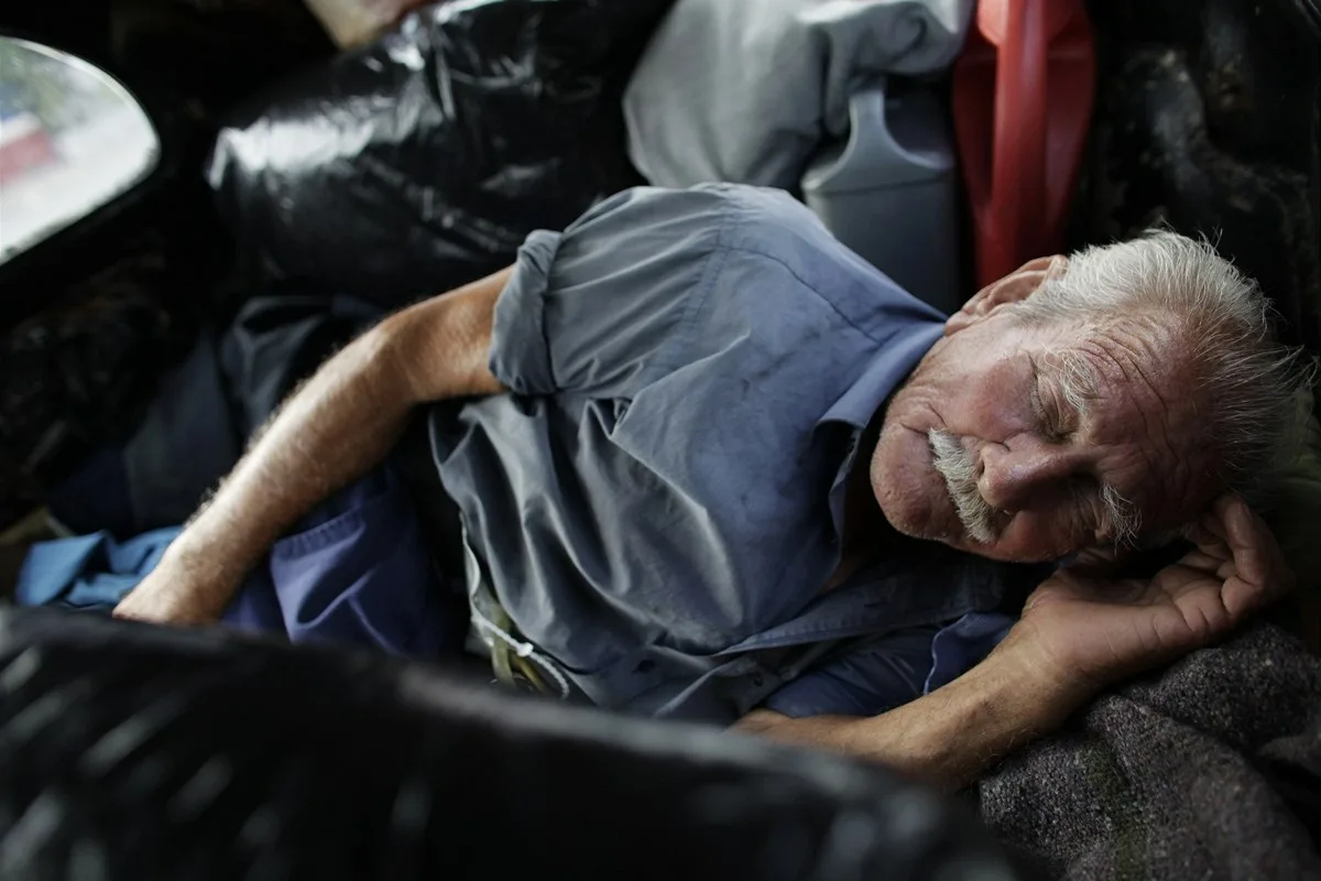 Hij legt uit dat slapen in de auto hem blootstelt aan extreme temperaturen