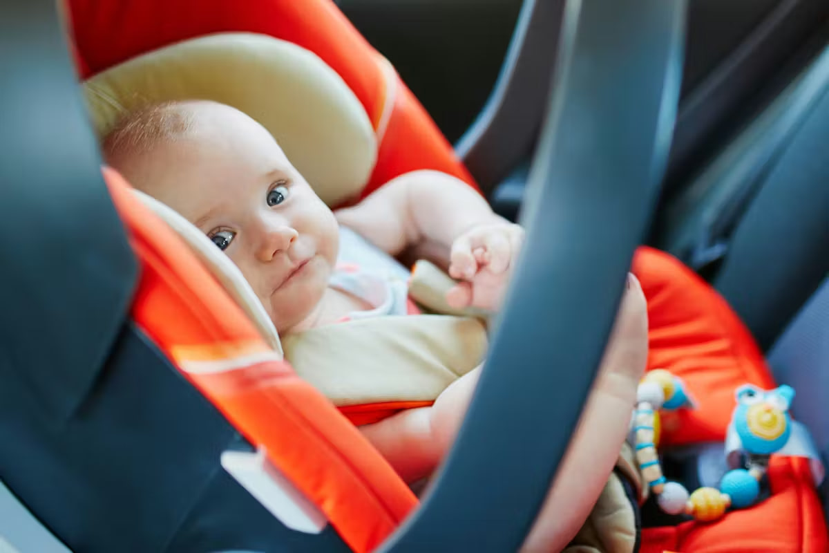 baby met de rug naar de weg zit