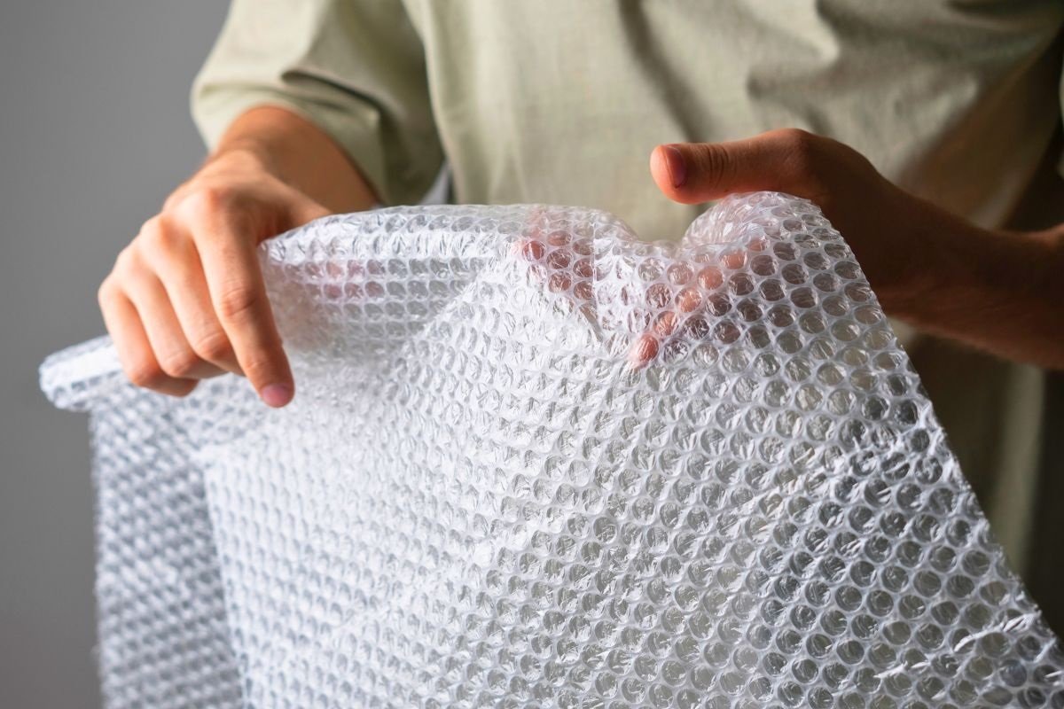 man houdt noppenfolie vast