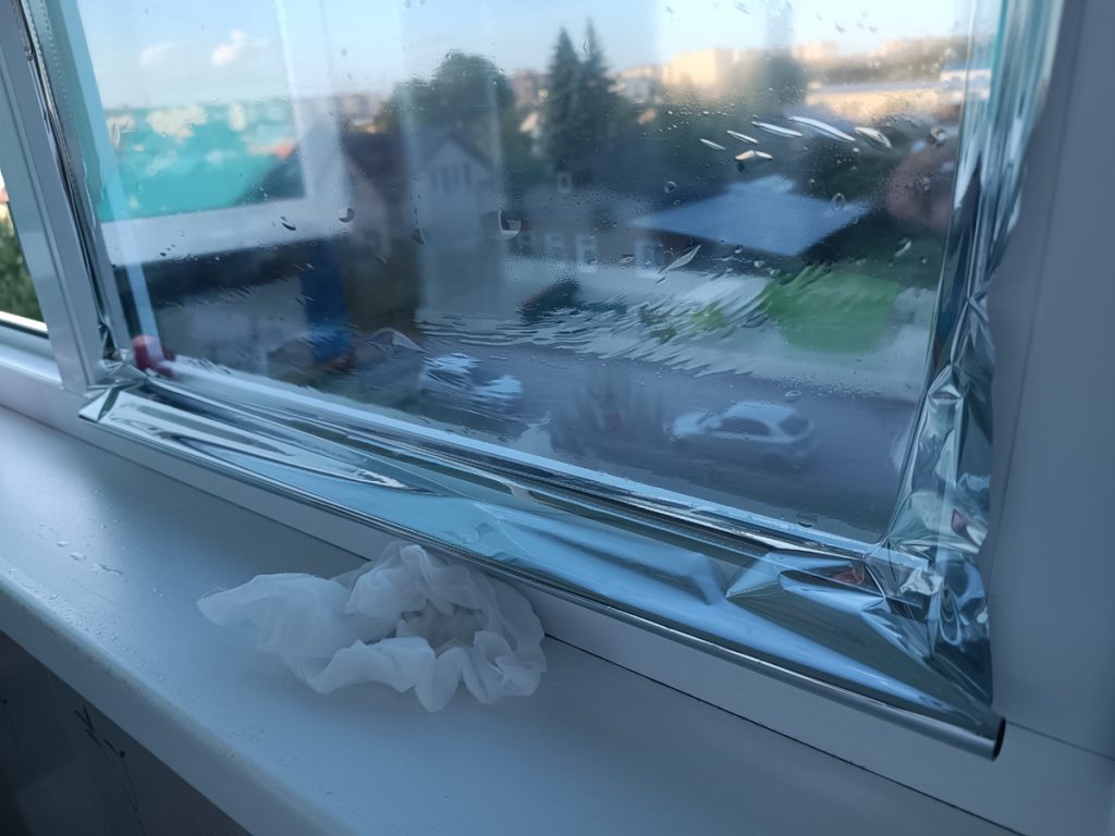 De glanzende kant van de folie werkt als een reflecterende barrière