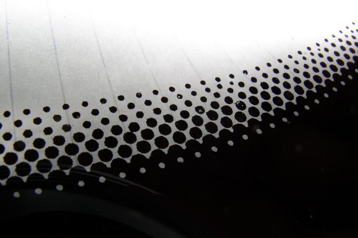 een band van zwart email dat tijdens de productie op het glas wordt gesmolten