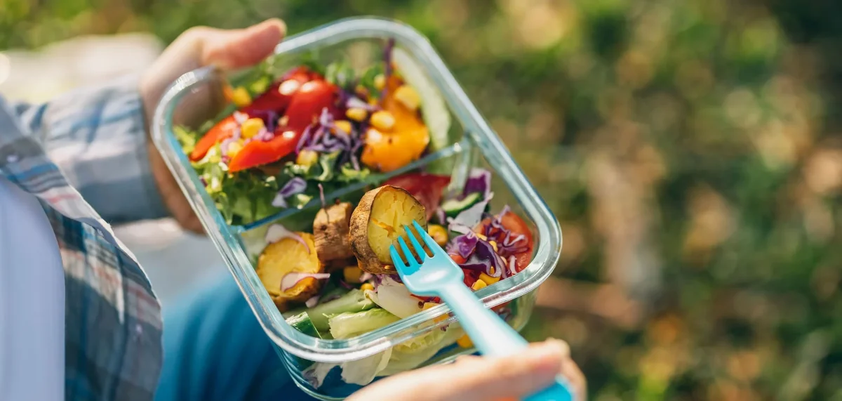 redenering is duidelijk: gekookt eten kopen bespaart veel tijd