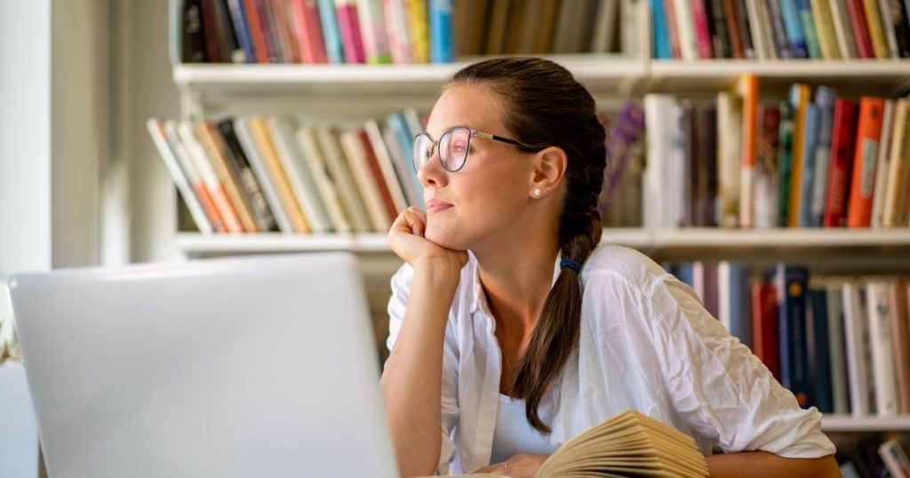 Wat betekent het om je kin op je handen te laten rusten