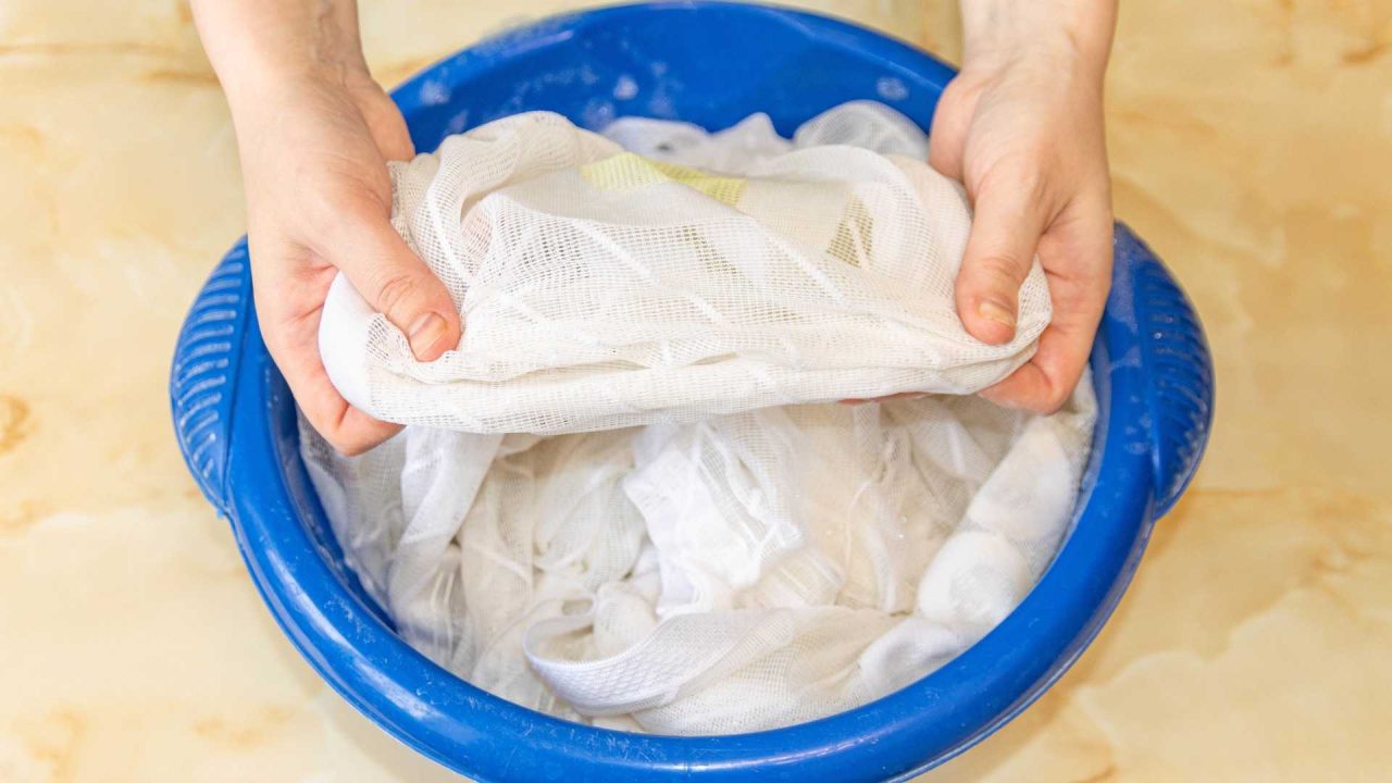 Door het gordijn met de hand te wassen