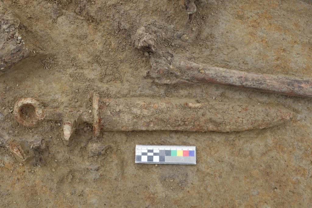 Het was mogelijk om de sabel met de kling en het gevest intact terug te vinden