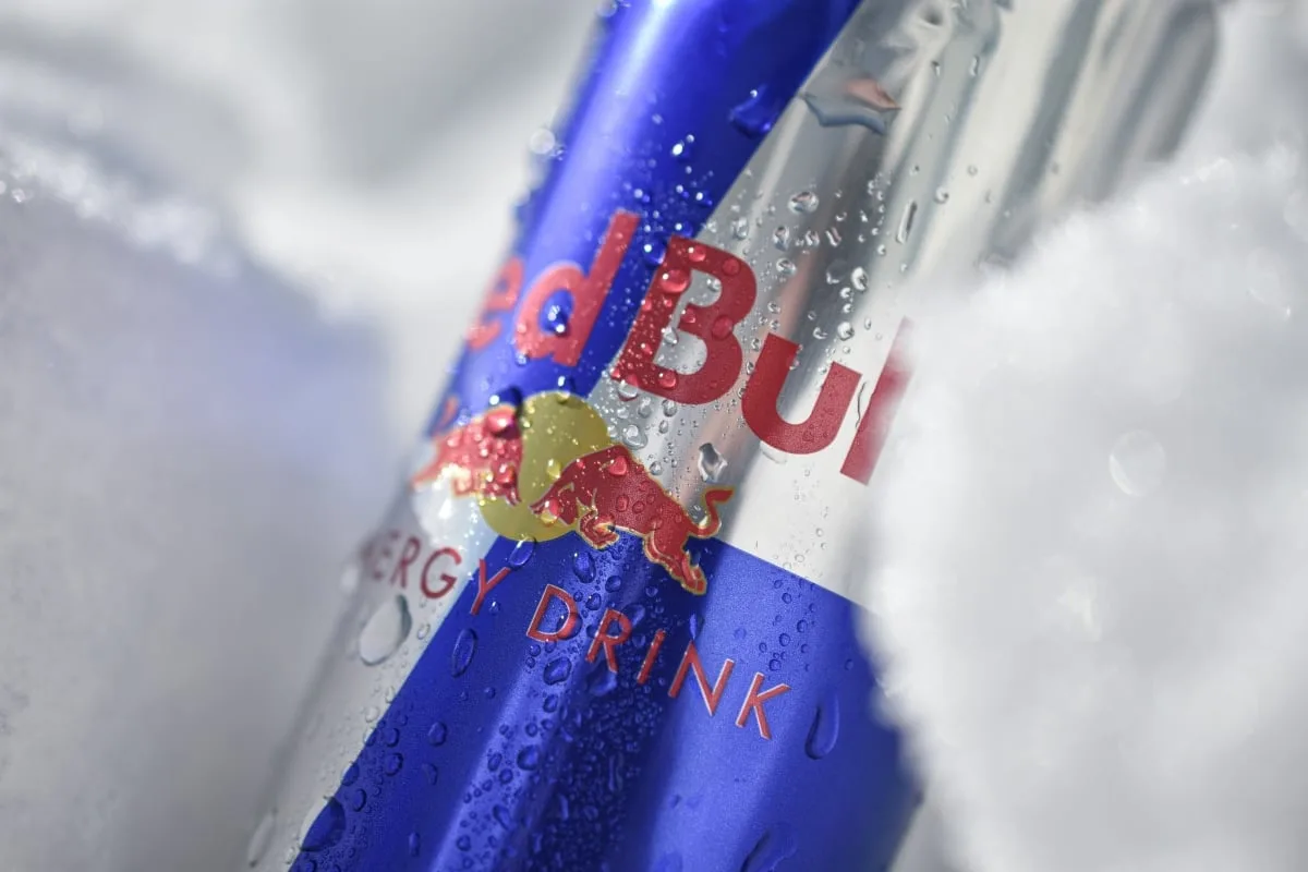 Red Bull wordt er duidelijk van verdacht distributeurs aan te zetten om te stoppen met de verkoop