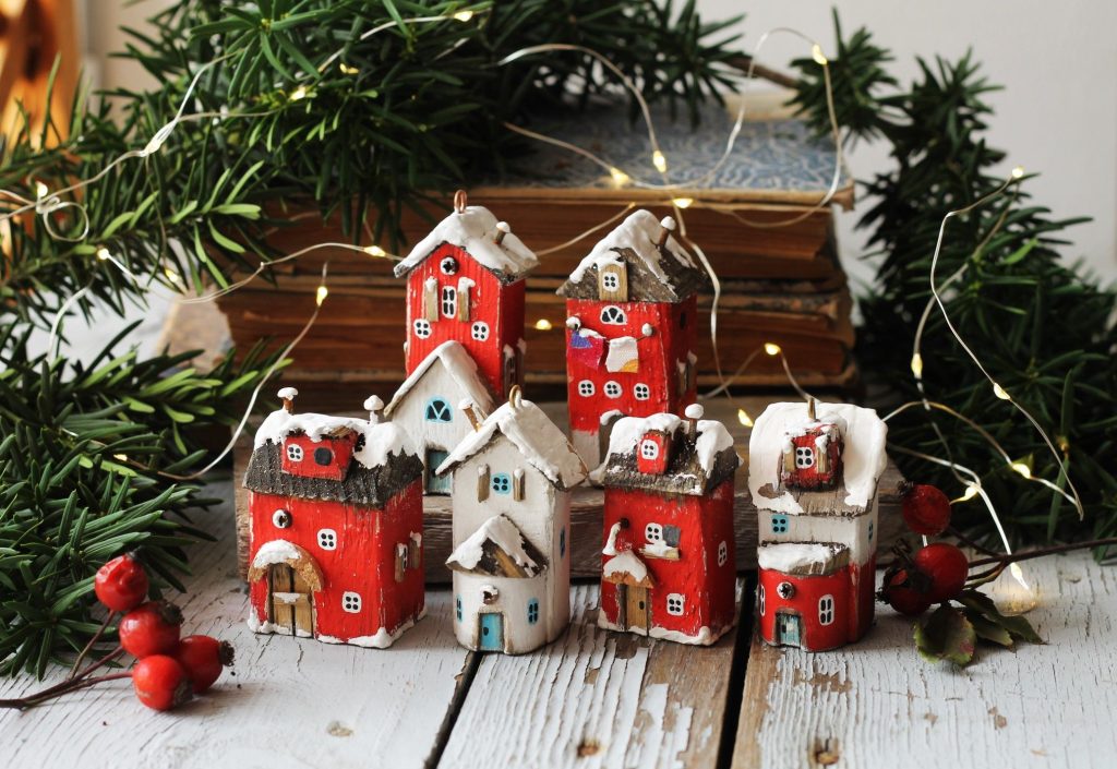 Verander de wc-papierbuizen in huisjes voor Kerstmis.