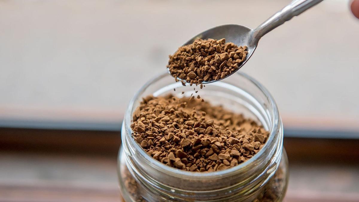 Het proces om oploskoffie te maken omvat een aantal stappen