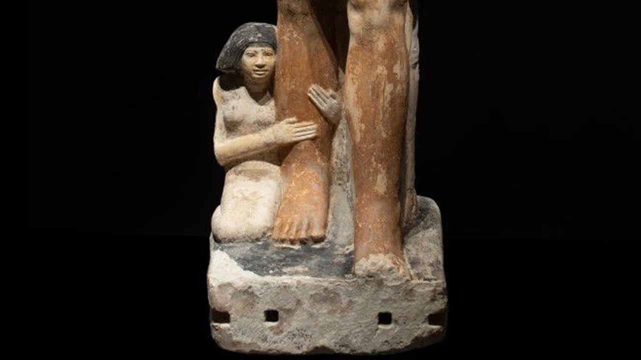 De man staat afgebeeld met zijn linkervoet naar voren, een typische houding voor belangrijke mannelijke figuren uit het Oude Rijk (ongeveer 2778-2420 v.Chr.),