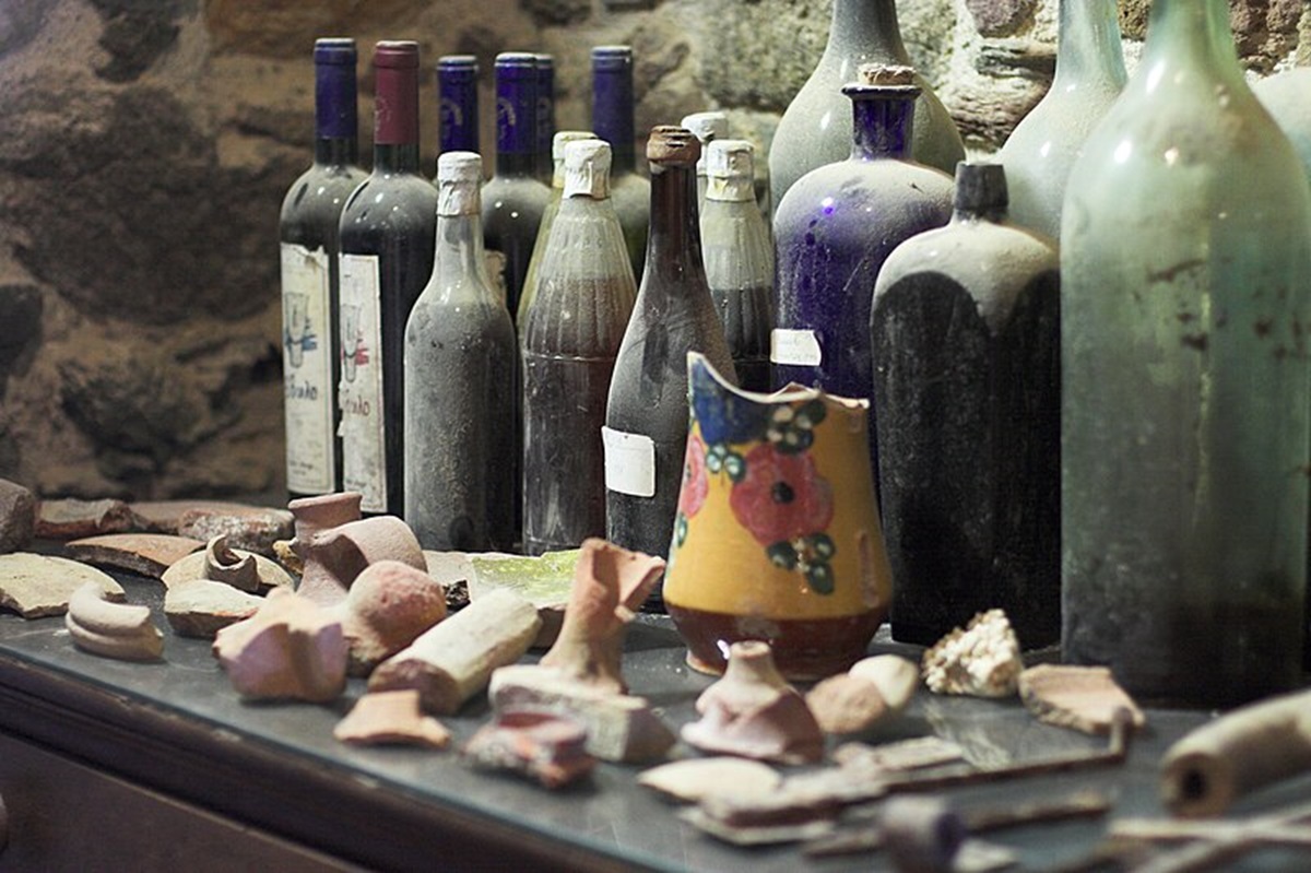 Glazen flessen uit verschillende periodes.