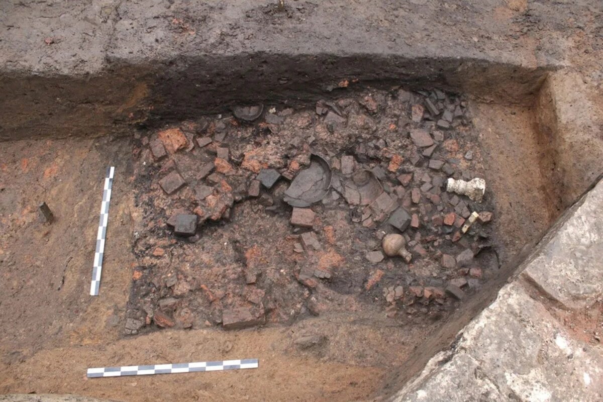 In de ondergrondse kamer werden kruiken en restanten van ijzer gevonden.