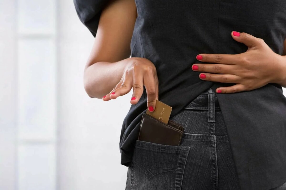 stelen een creditcard uit de achterzak