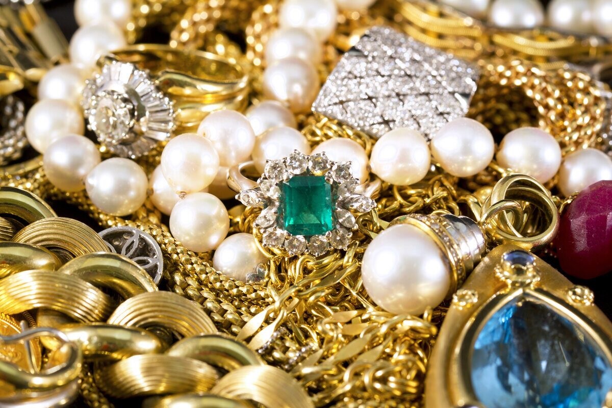 de dief heeft sieraden gestolen