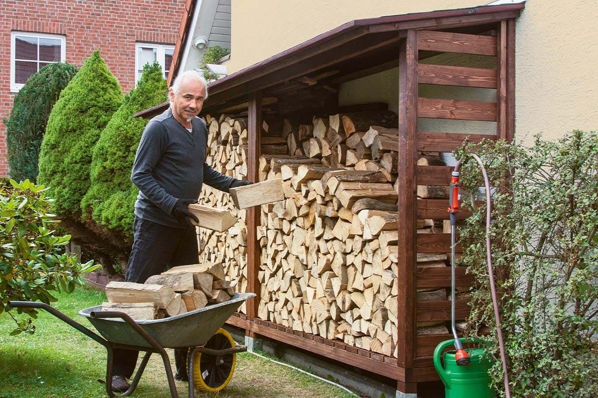man legt hout op stapel