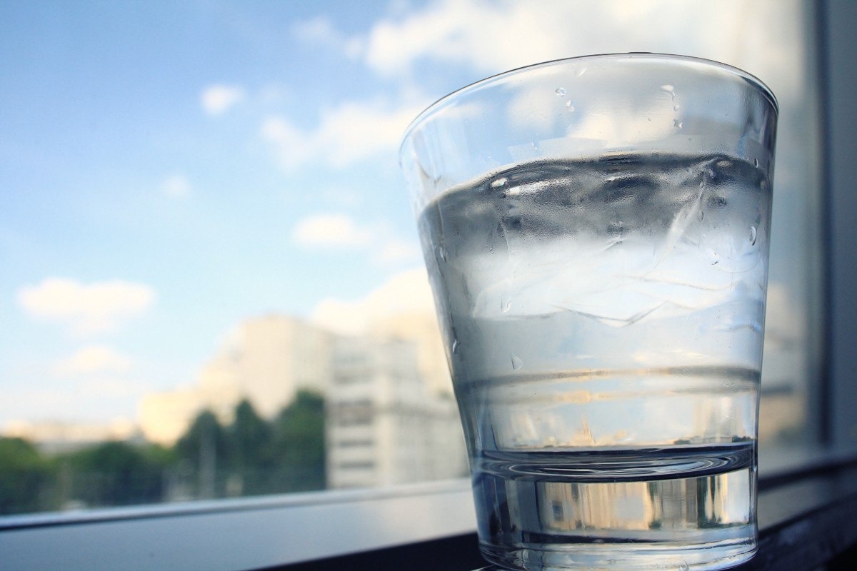 zout water in een glas op de vensterbank