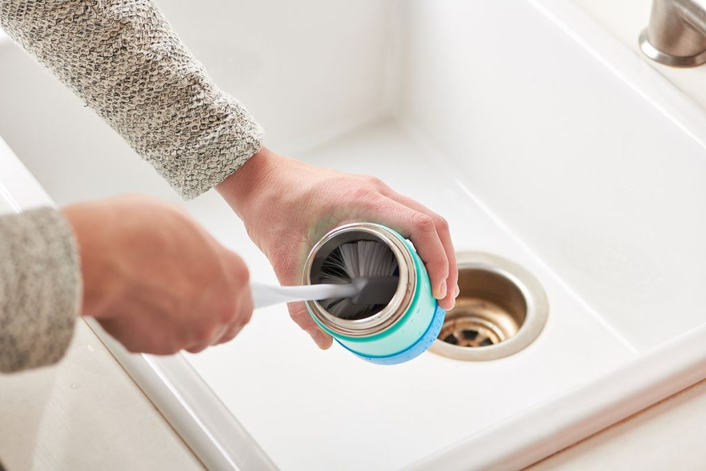 Herbruikbare waterfles wassen