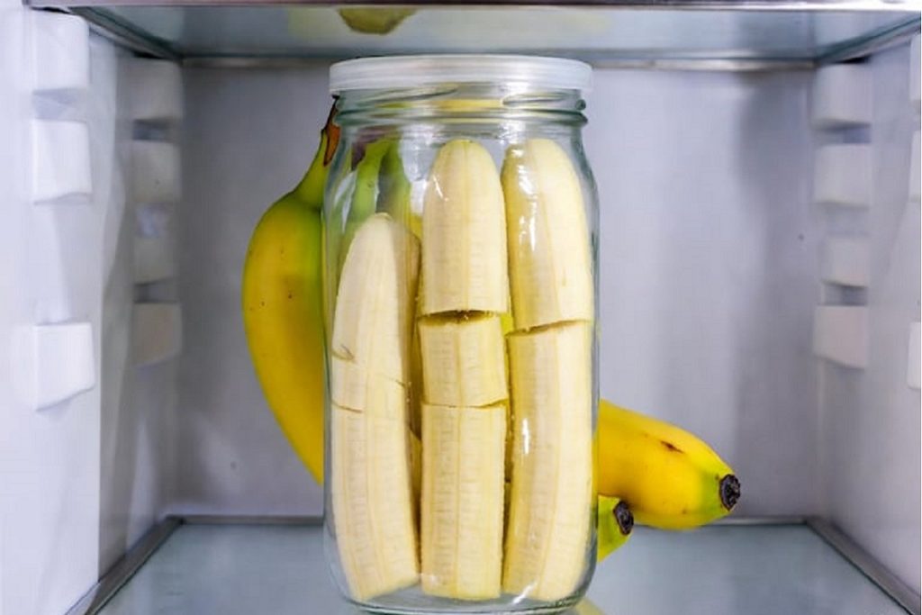 Bananen worden bewaard in een pot om ze te bewaren