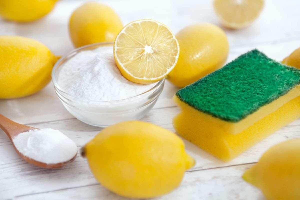 citroen en soda om bacteriën van de sponzen te verwijderen