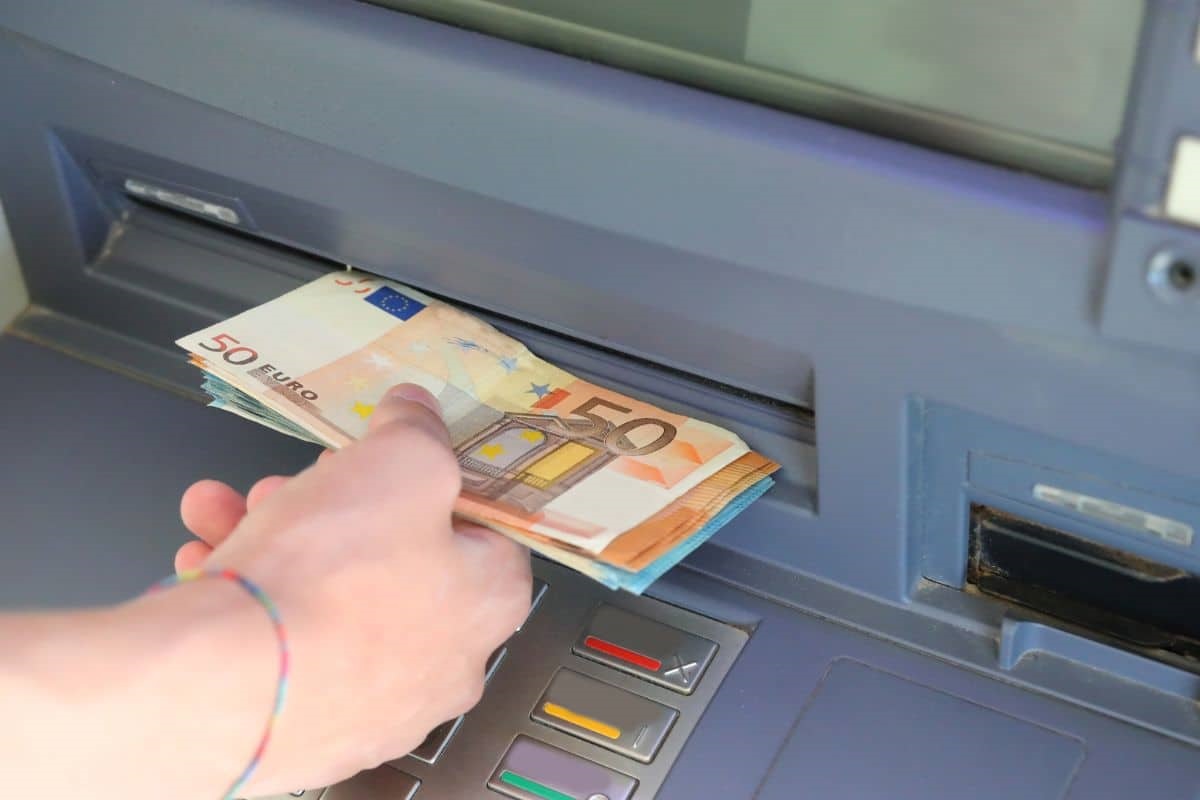 de geldautomaat heeft geld uitgegeven