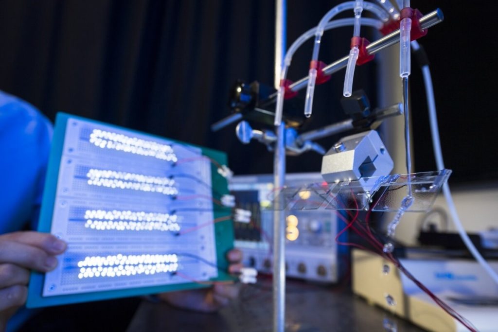 Prototype van apparatuur voor het opwekken van energie uit regen