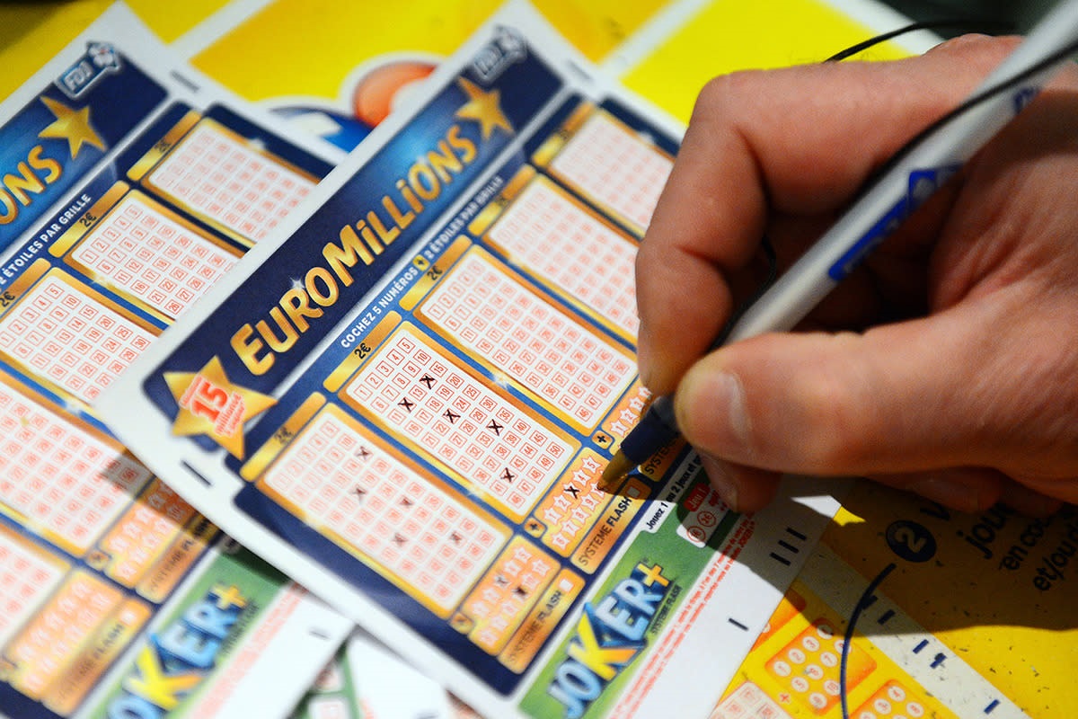 Selectie van winnende combinaties op een Euromillions-lot met een jackpot van 250 miljoen euro