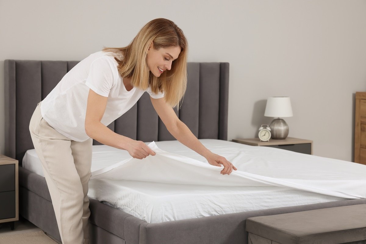vervangt het beddengoed op het bed