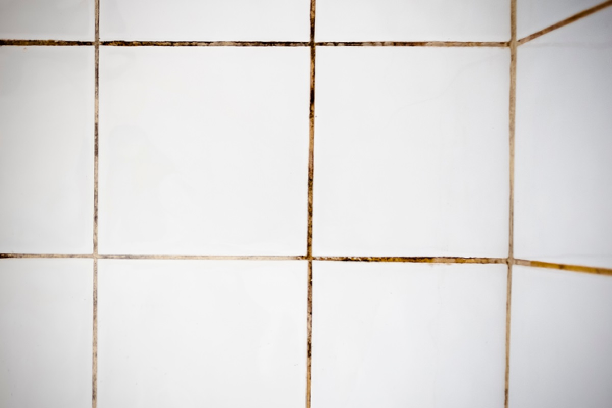 De voegen tussen de tegels zijn zwart geworden