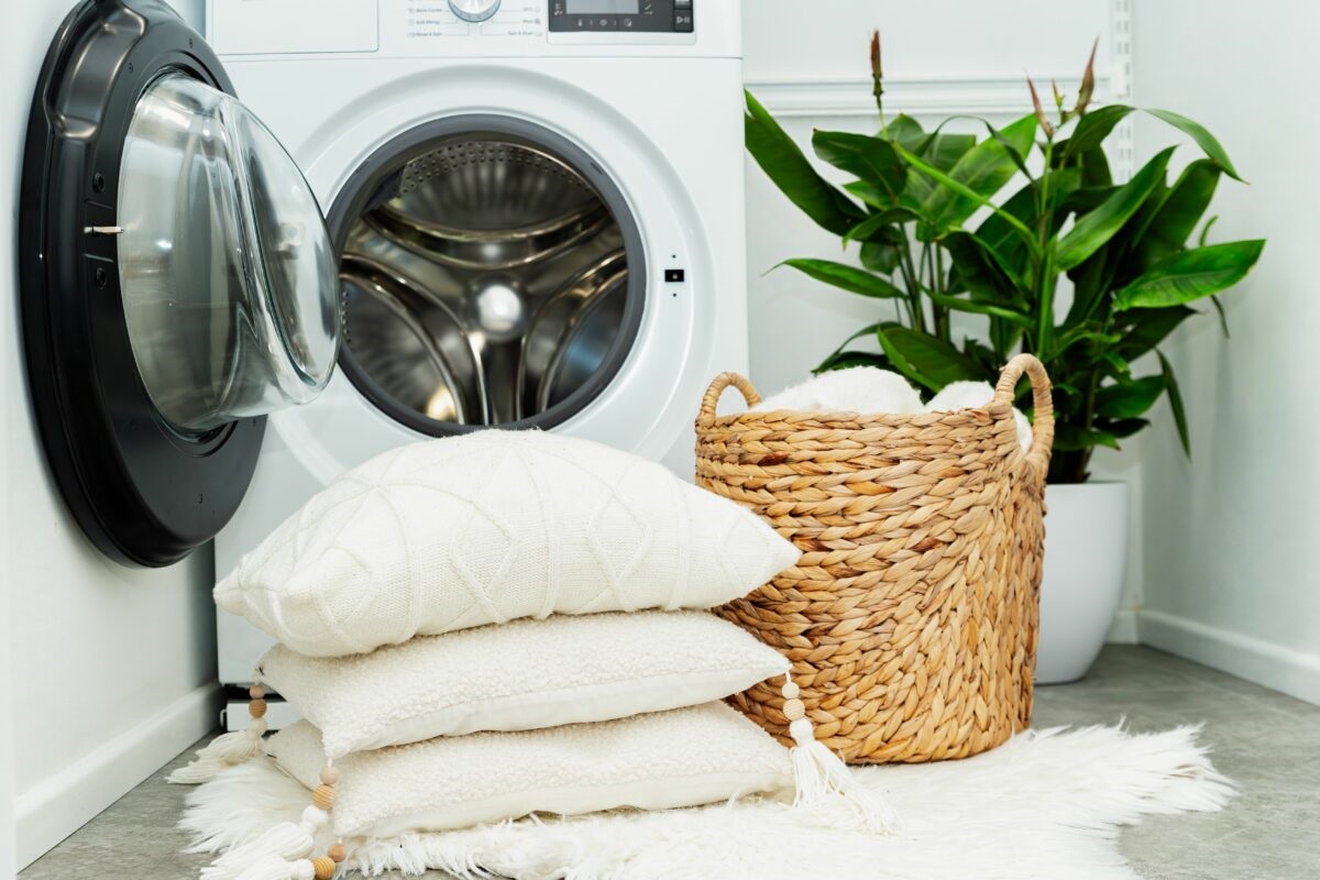 decoratieve kussens en wasmachine