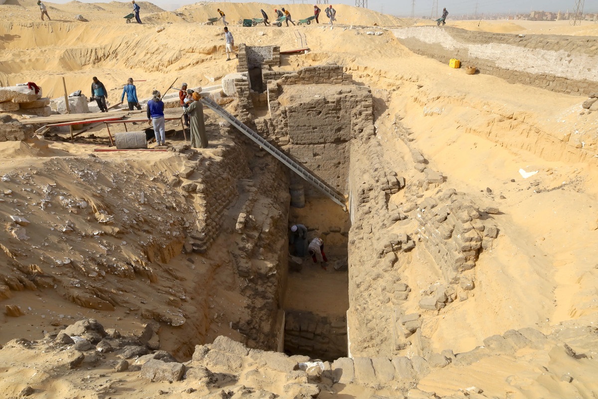 Archeologen hebben een graf en beeldjes gevonden