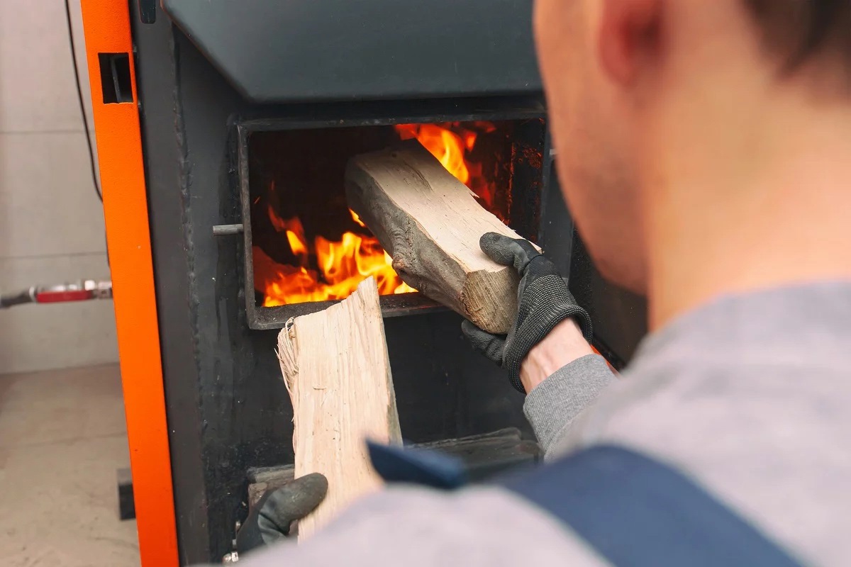 stopt hout in de houtkachel