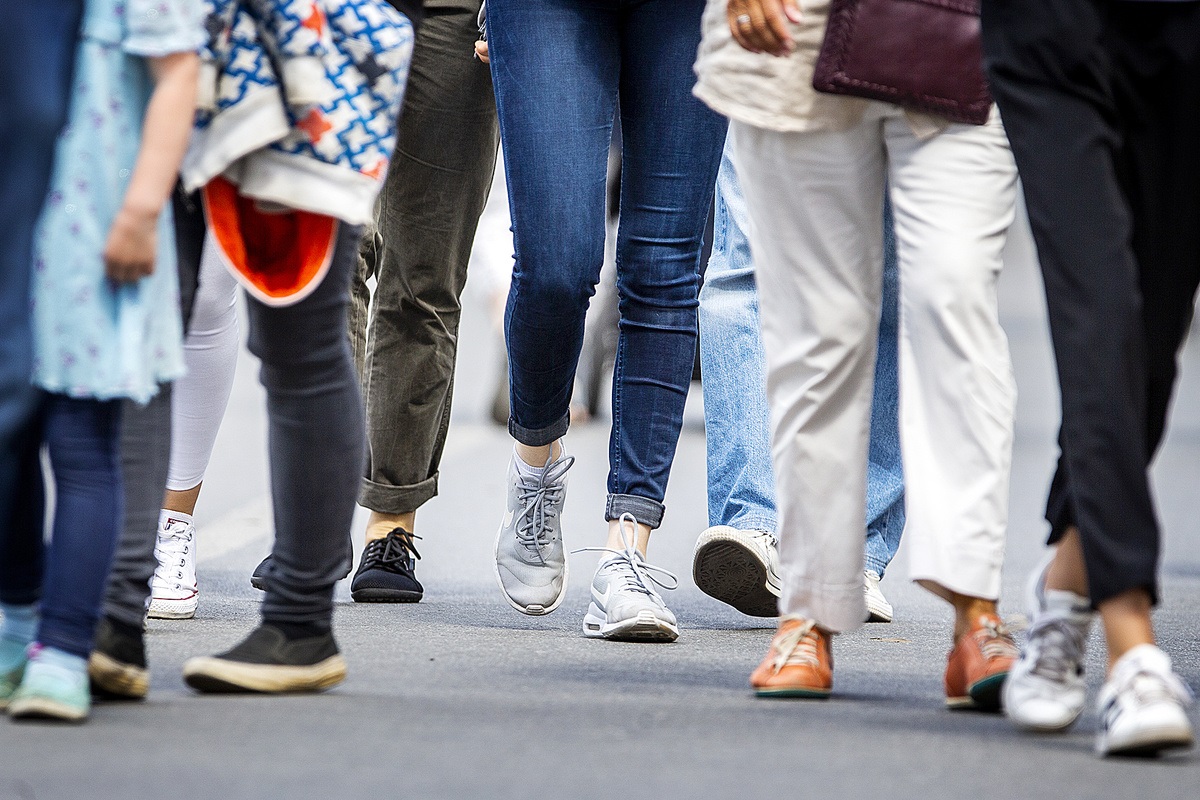 Voetgangers lopen over straat