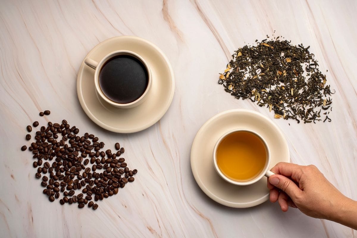 koffie en thee in mokken