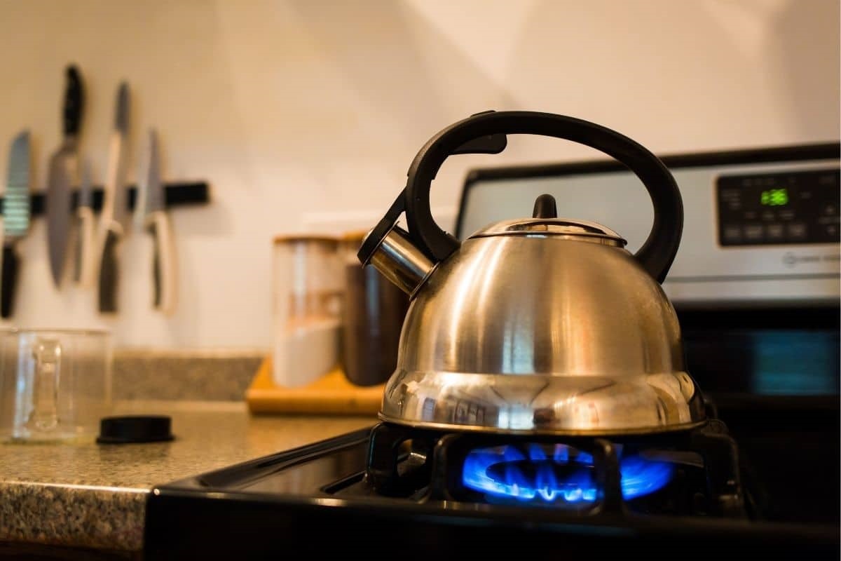 Waterkoker op het fornuis