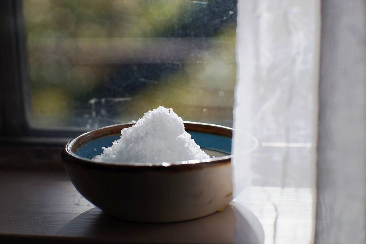 zout op de vensterbank om water van de ramen te verwijderen