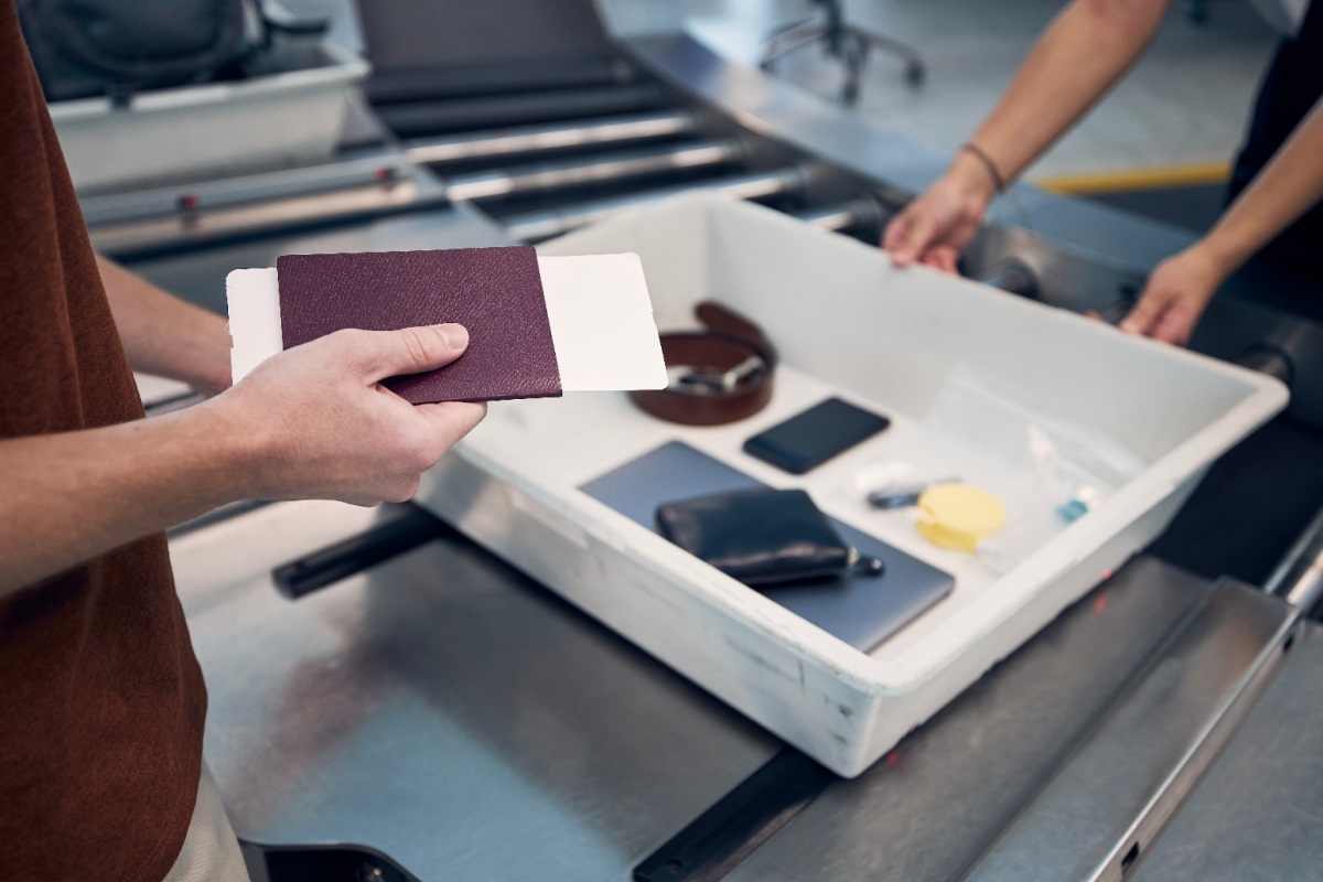 Inspectie van persoonlijke bezittingen en telefoon op de luchthaven