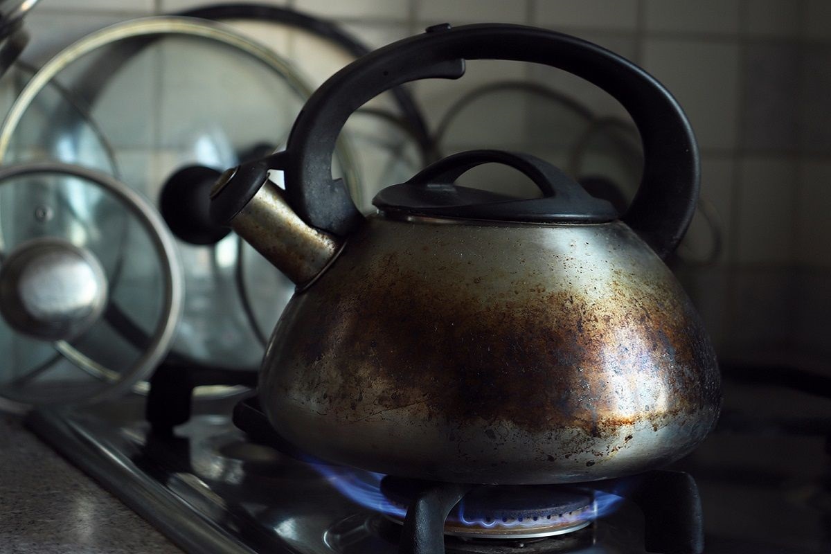 vuile waterkoker op het fornuis