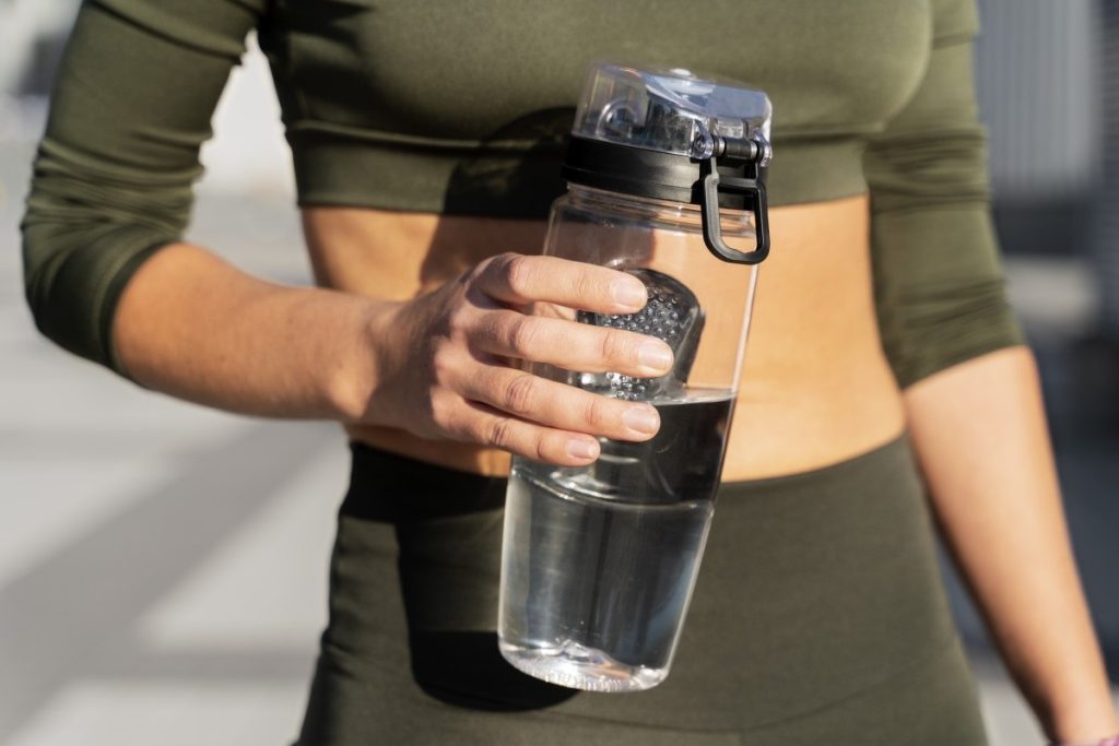 Schoon water in een herbruikbare waterfles