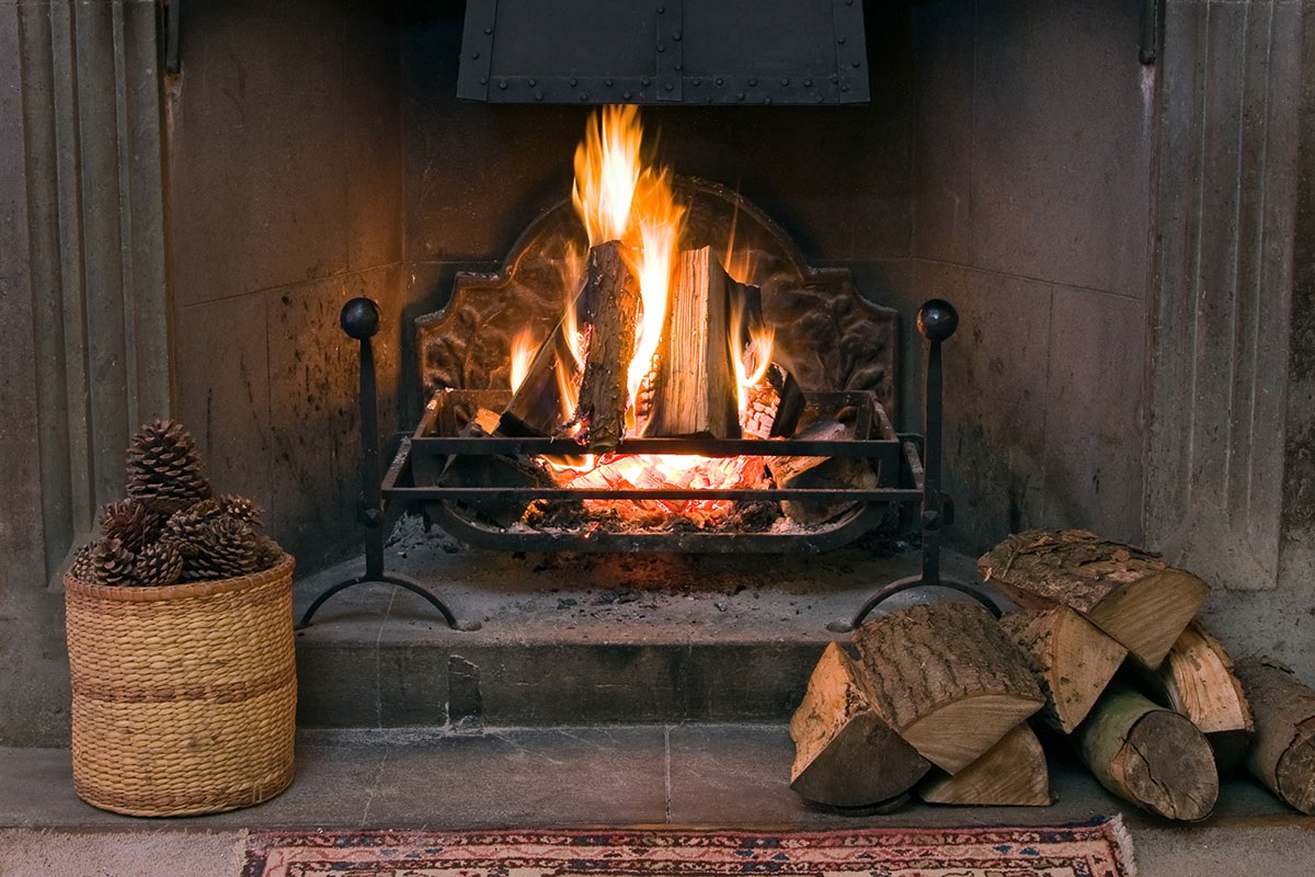 hout brandt in de kachel