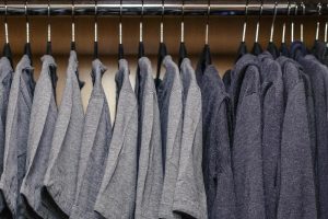 Kleding in de kast van iemand met een laag zelfbeeld