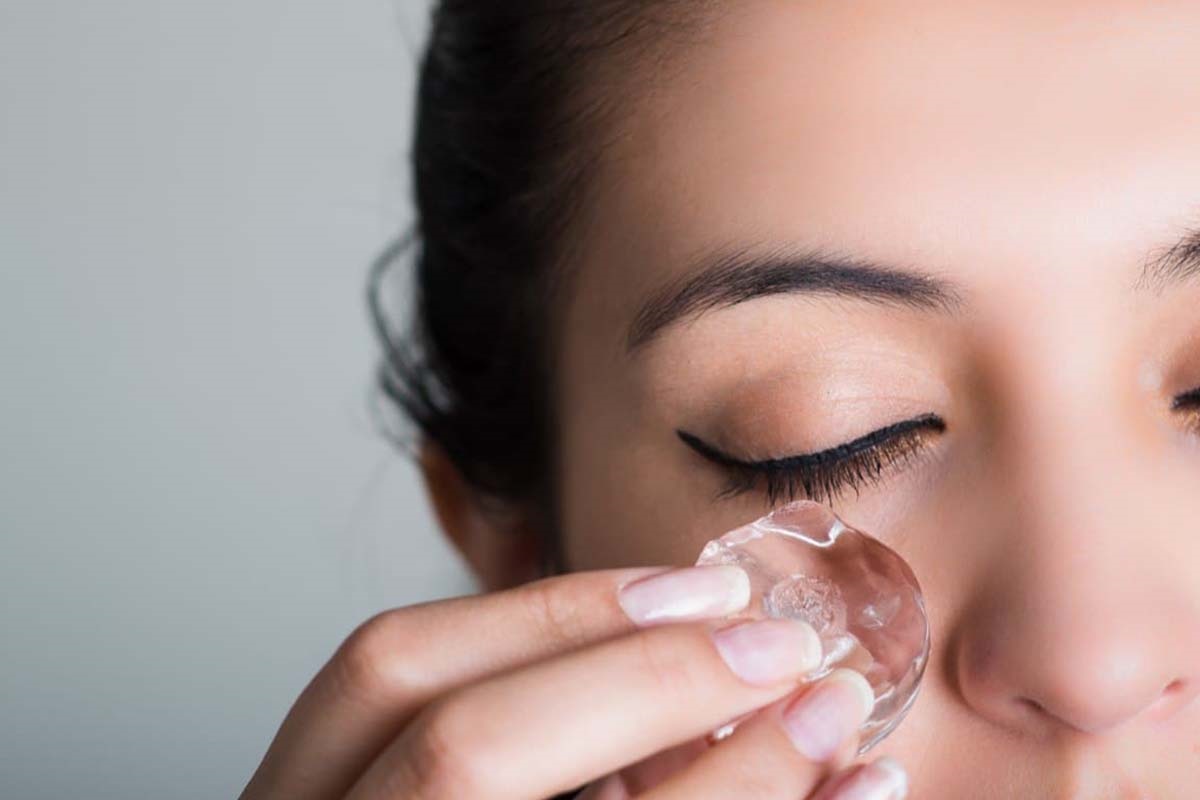 Verwijder een verstopte neus met behulp van een ijsblokje